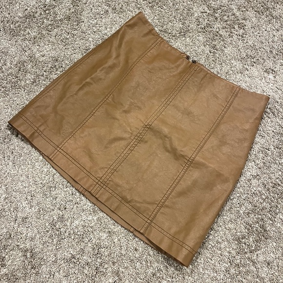 Free People Faux Leather Mini Skirt Brown. Back Zipper Size 10 - Picture 3 of 8